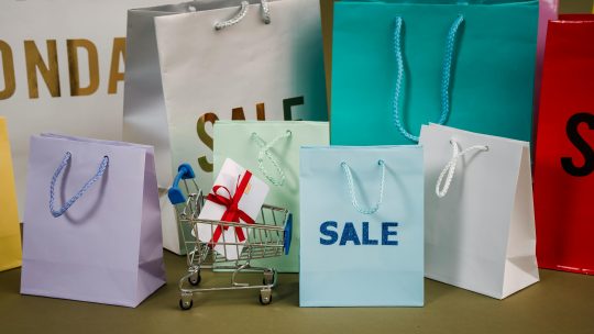 Nova estratégia da Capri: Michael Kors com preços mais acessíveis e e-commerce na Amazon!