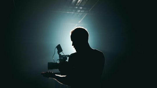 A nova era do consumo: vídeos e experiências sociais dominam o e-commerce!
