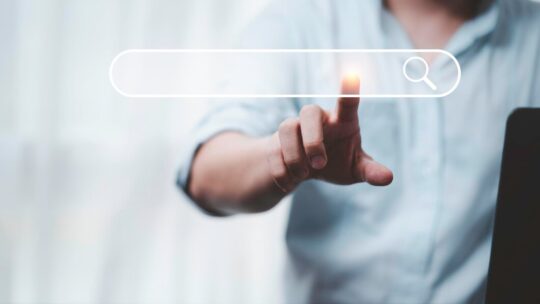 SEO evolui com inteligência artificial, mas mantém sua importância, afirma Hedgehog