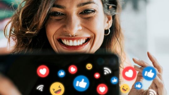 O Feed Como Vitrine, Escola e Canal de Venda para o Pequeno Varejo