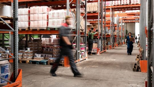 E-commerce fatura R$ 260 bilhões em 2026 e impulsiona centros logísticos no Brasil