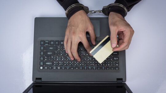 E-commerce registra mais de 110 mil tentativas de fraude em maio, revela Serasa Experian