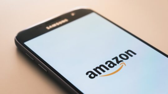 Amazon destaca novos benefícios para sellers, IA e rede logística no Fórum E-Commerce Brasil 2026