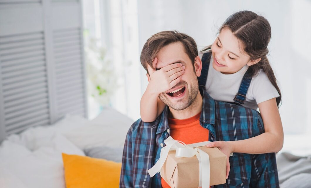 Mais da metade dos paranaenses pretende comprar presente no Dia dos Pais