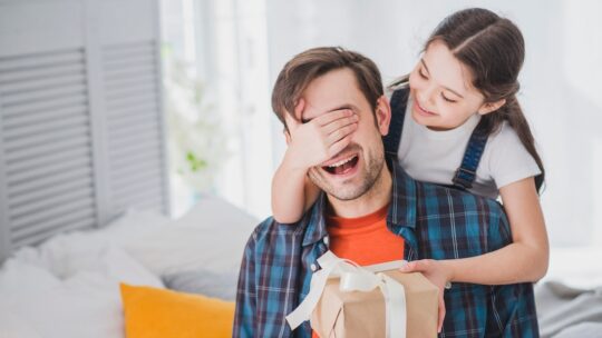 Mais da metade dos paranaenses pretende comprar presente no Dia dos Pais