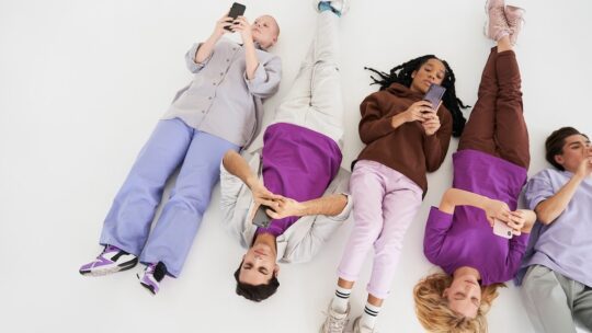 Geração Z é a mais afetada por golpes digitais, aponta estudo recente